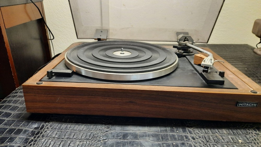 Hitachi Turntable Model PS-10