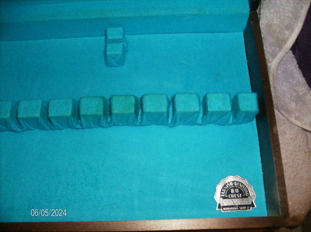 21 PC GOLD STAINLESS STEEL ROSE PATTERN 4 SETTING & 5 PC SERVING SET