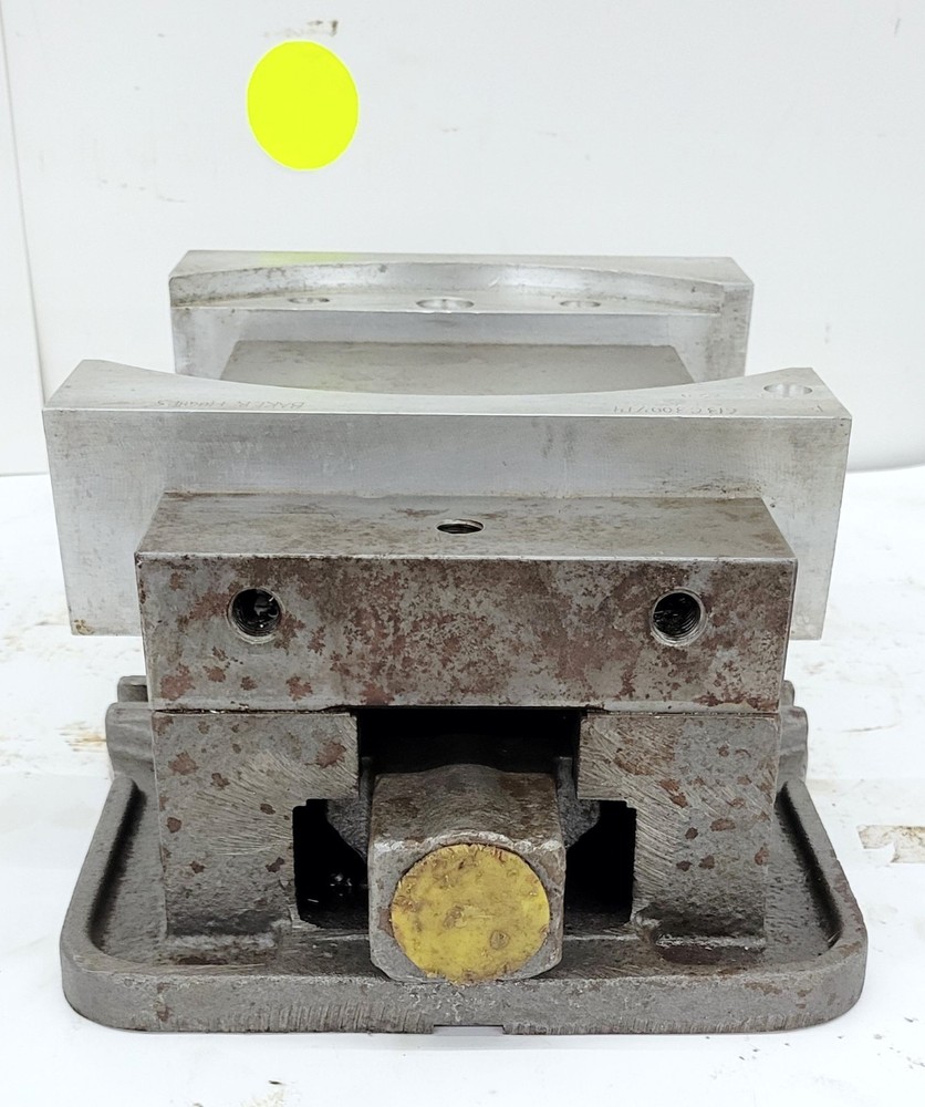 KURT 6" MACHINE VISE WITH HANDLE M/N: D675