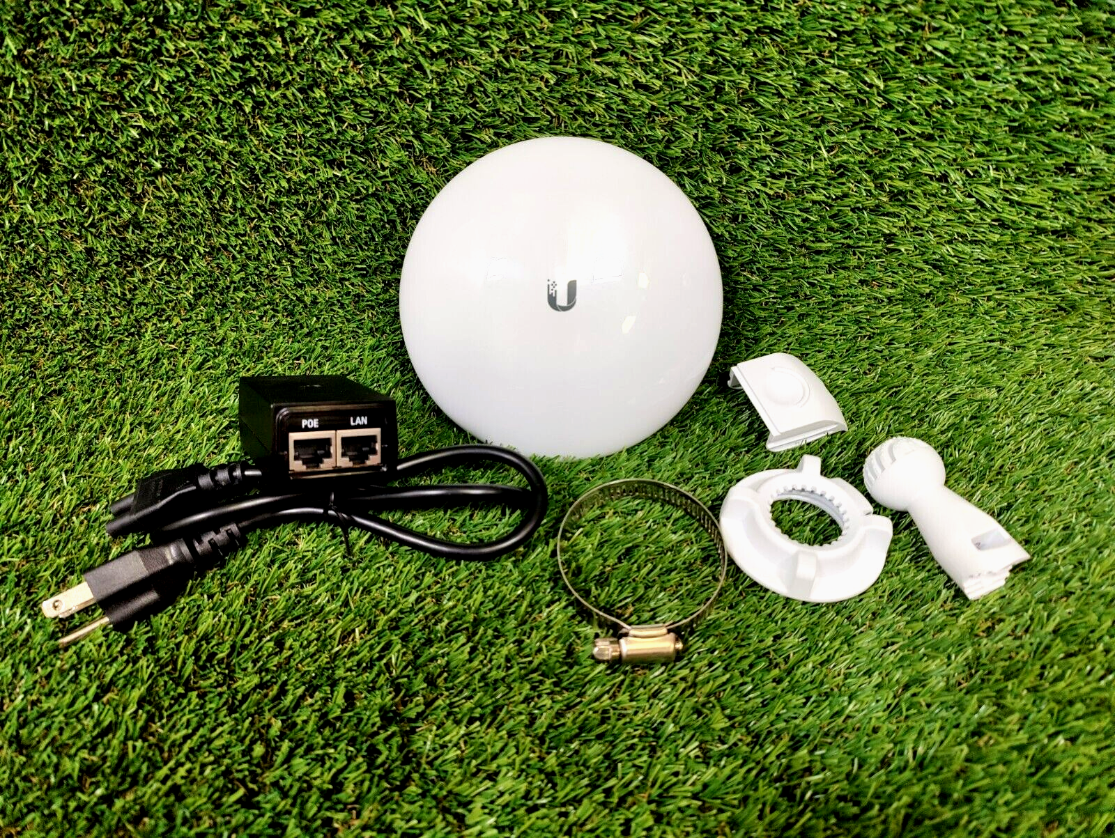 Ubiquiti Networks NBE-M5-16 NanoBeam 5GHz Wireless Access Point w/ PoE, Clamp