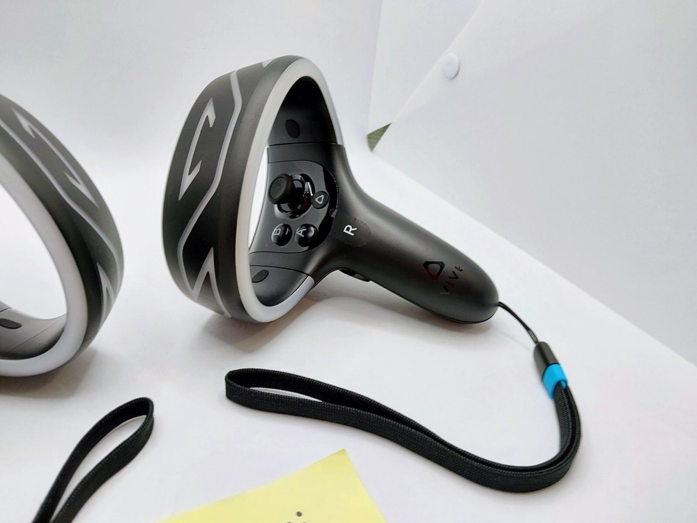 HTC Vive Cosmos PAIR Replacement OEM Left And Right Controller 2Q3Z200 2Q3Z100