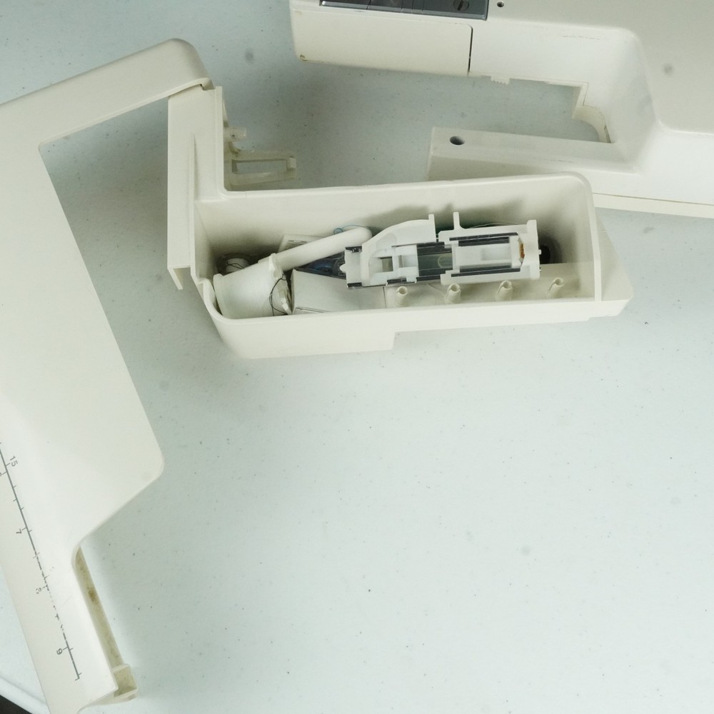 Usha Janome Automatic Stitch Magic Sewing Machine with 57 Stitch Function w/Case