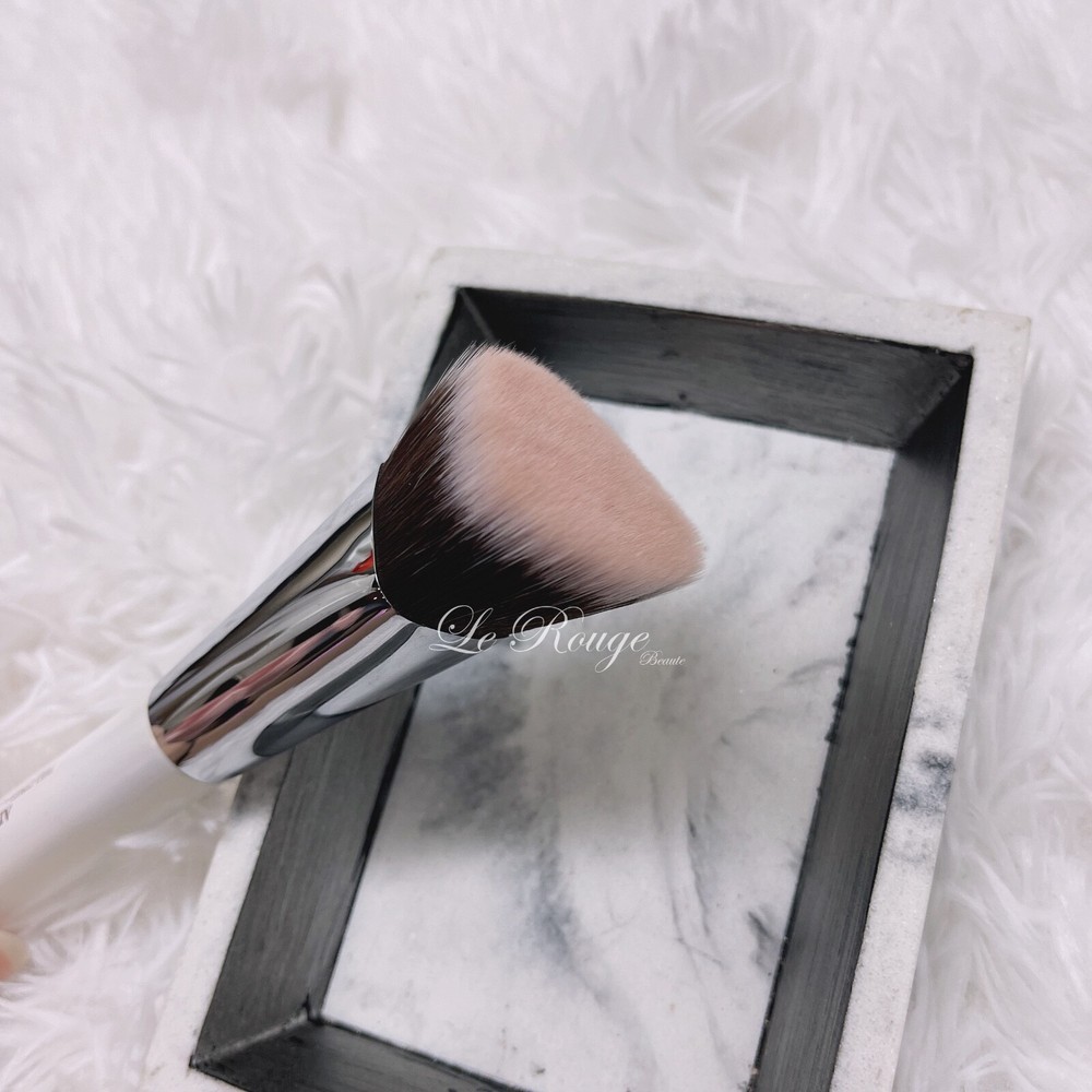 It Cosmetics #77 full coverage complexion brush * triangle flat top foundation