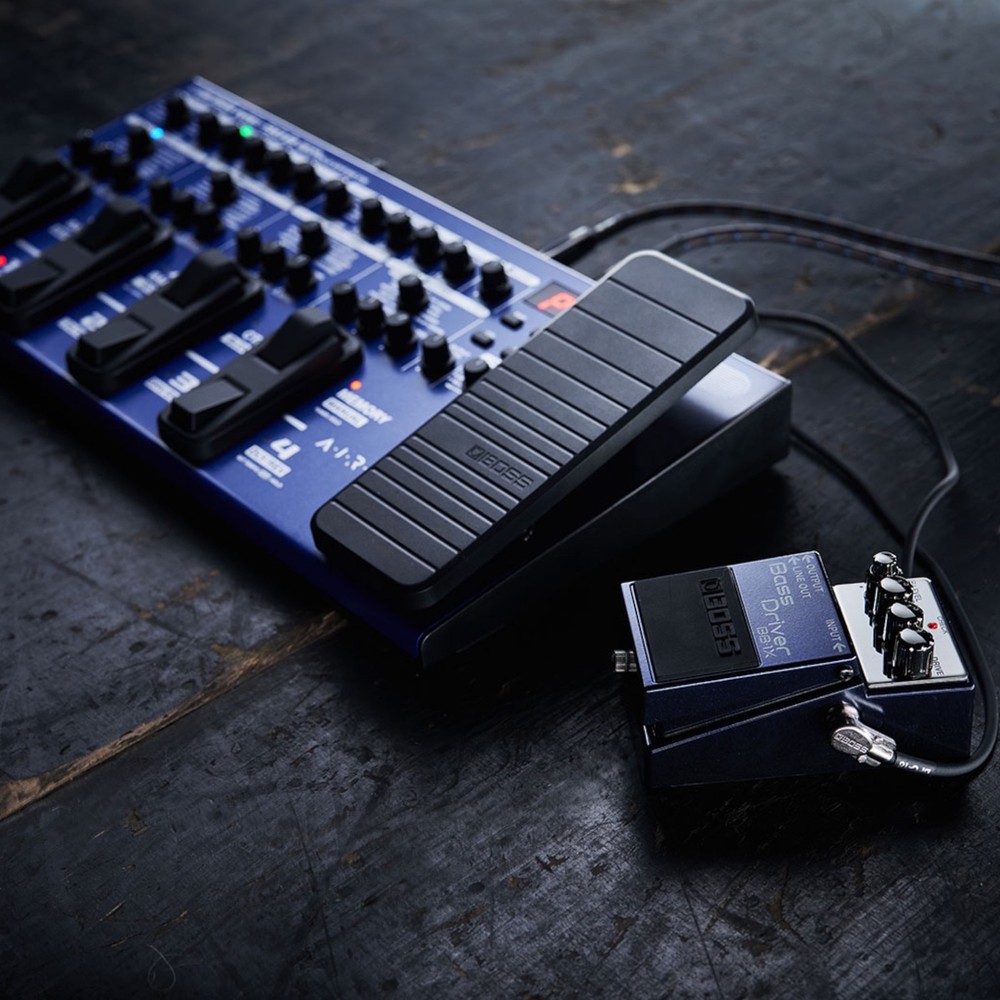 BOSS ME-90B Bass Multi-Effects Processor + CB-BM-M Case Bundle