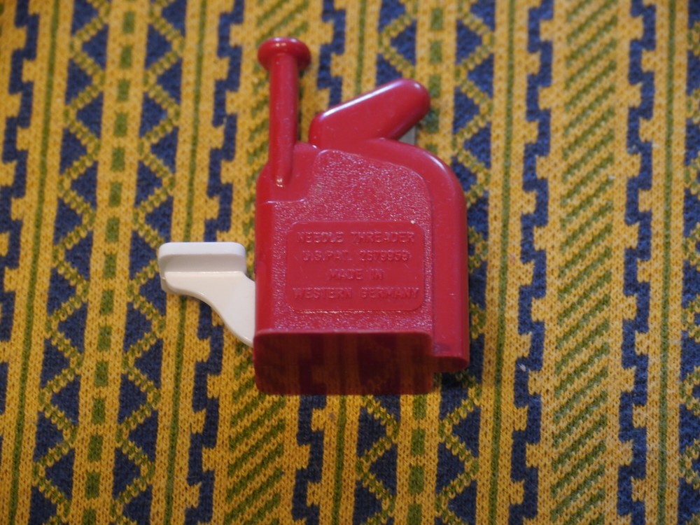 Vintage RED EINFADEL HEXE Plastic Automatic Needle Threader VERY GOOD CONDITION