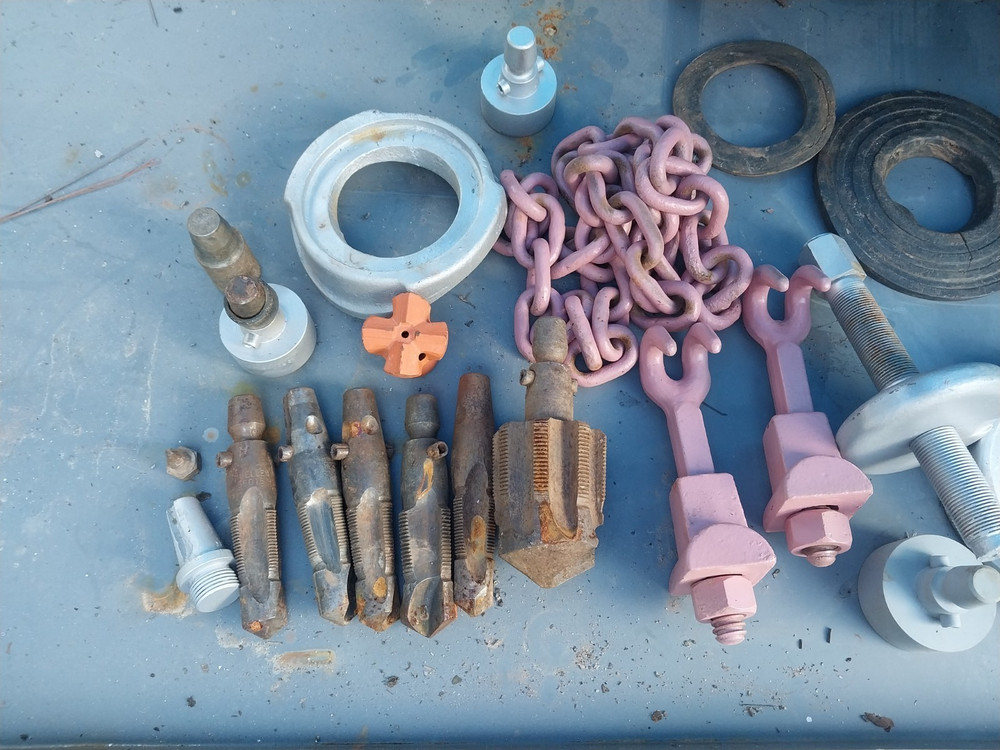 Mueller B 100 Pipe Tapping Machine With Original Metal Case, 6 Bits And Extra