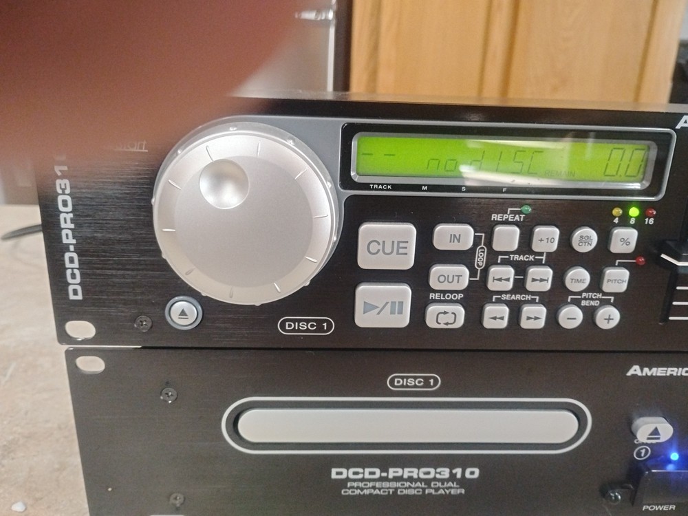 American Audio dcd-pro310 Professional Dj Controller & Dual Cd Player + Cable