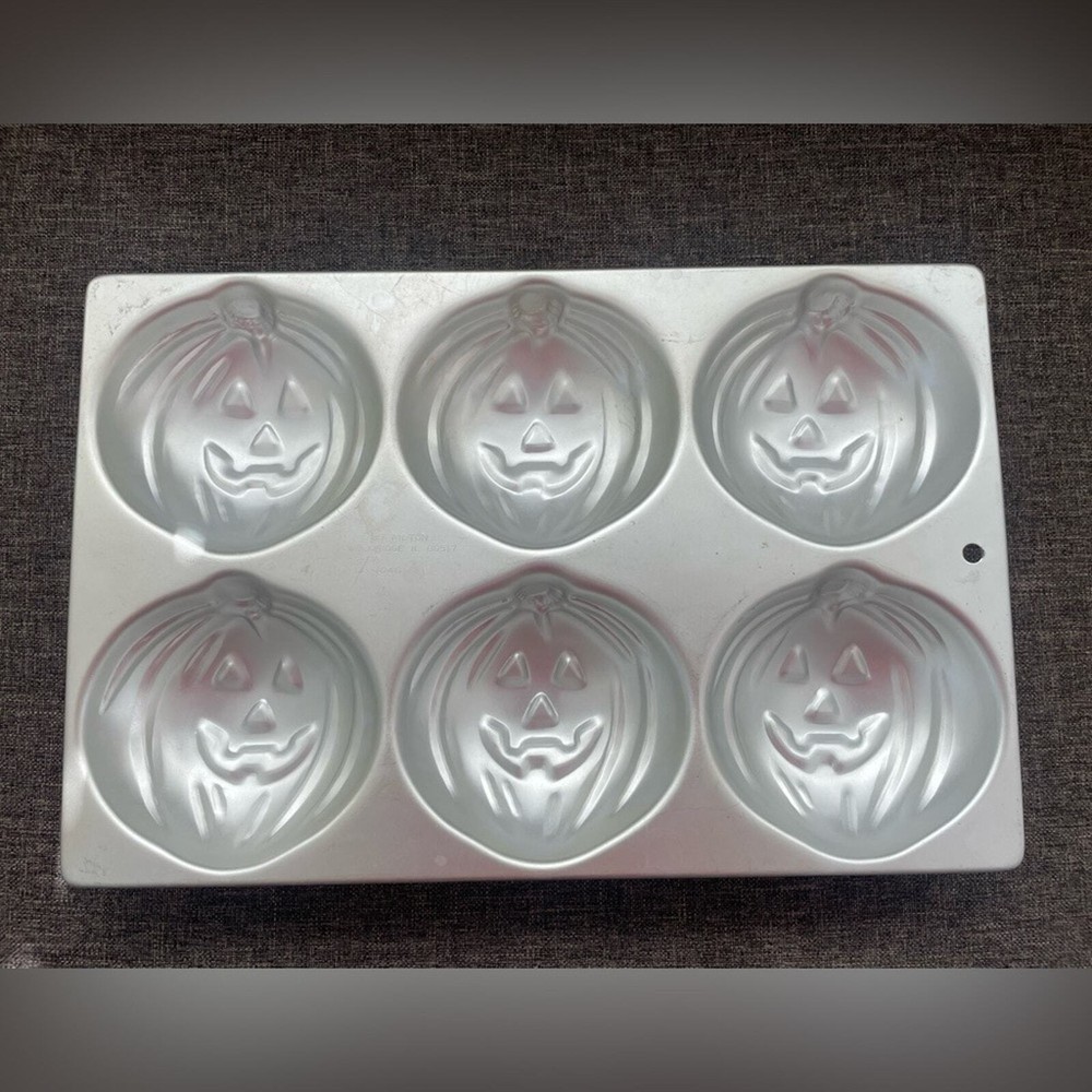Wilton vintage pumpkin cake pans
