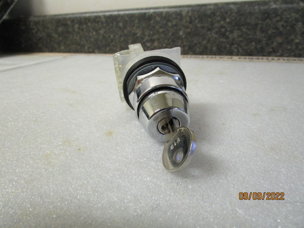 NEW Square D 2 Position Selector Switch Head Manual Return with KA1 Contact Bloc