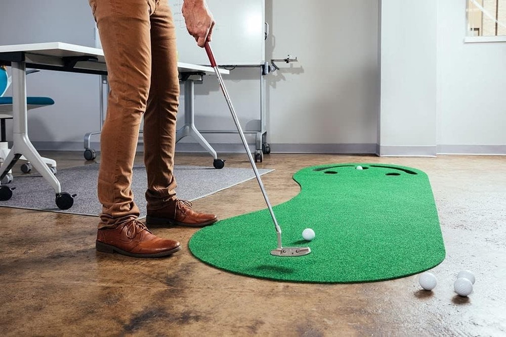 Portable Kidney-Shaped Golf Putting Green