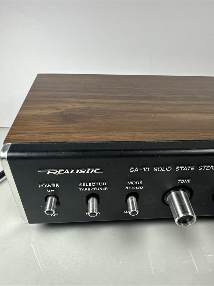Realistic SA-10 Stereo Amplifier Model 31-1982B - Powers On