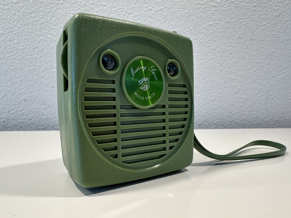 VINTAGE *NEW MUSTANG AM Micro Solid State Transistor Radio-Green