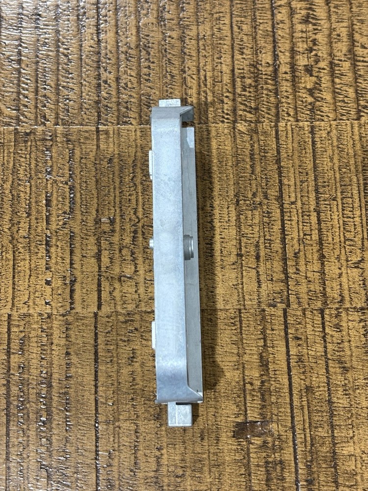 Passive panel lock for a 4-Panel sliding door