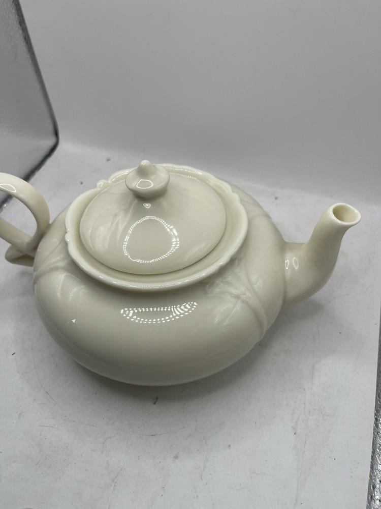 Vintage Ivory Ceramic Teapot with Unique Loop Handle – Elegant Leaf Pattern