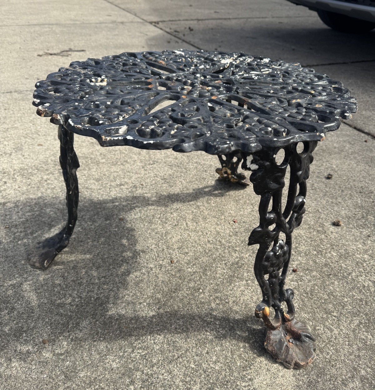 Antique Vintage Victorian Grape Vine Cast Iron Patio Table Grapes & Leaf Garden