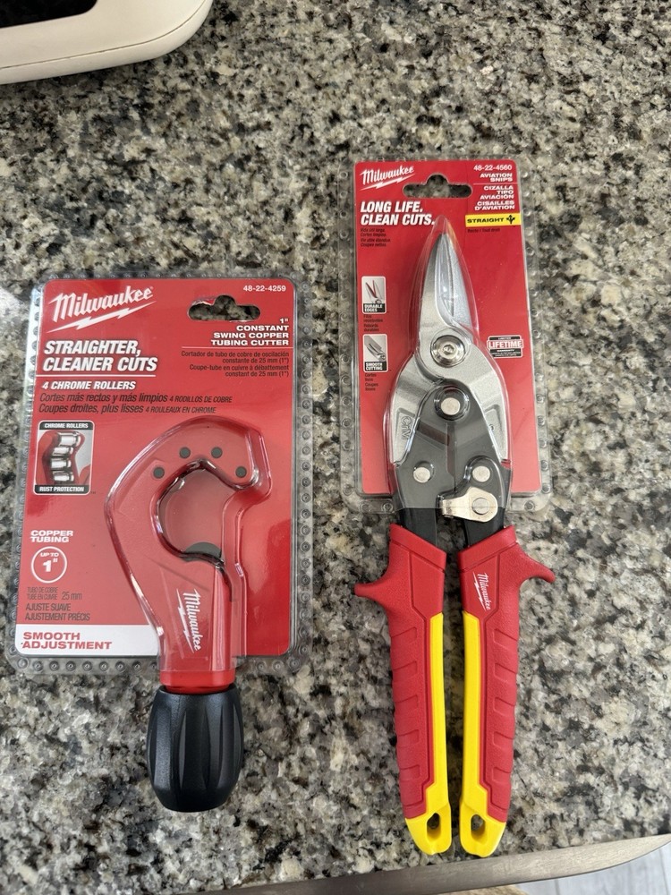 Milwaukee Pipe Cutter And Aviation Snips Bundle