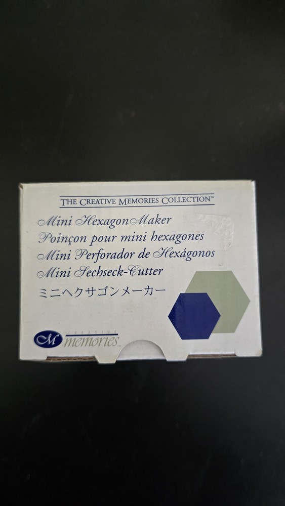 The Creative Memories Collection - Mini Hexagon Maker- Scrapbooking