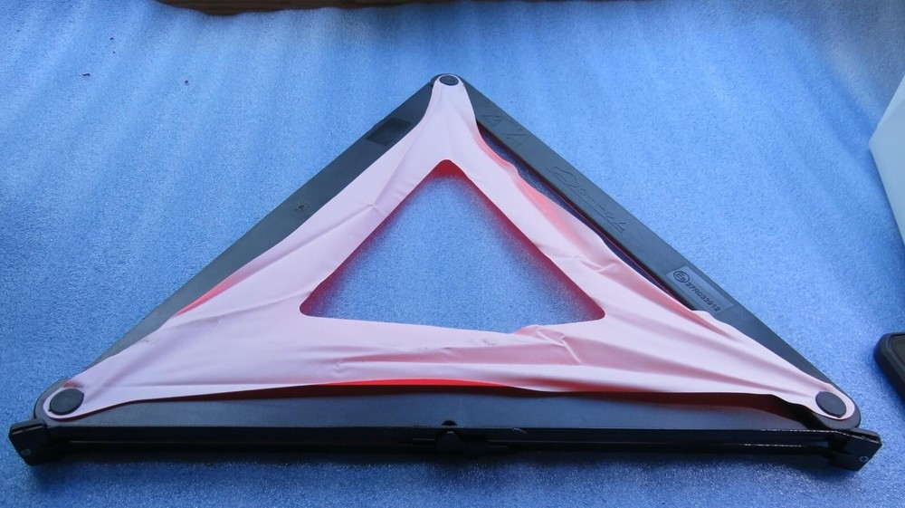 Ford Focus - Warning Triangle with Reflector / Warning Triangle + Case 27R033912