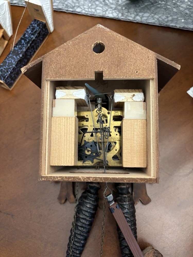 VIDEO Small Vintage Black Forest Cuckoo-clock