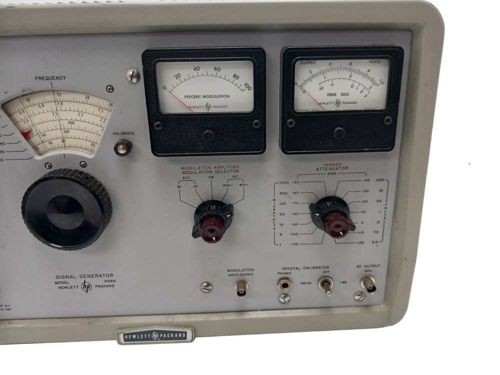 Hewlett Packard 606A Signal Generator - POWERS UP