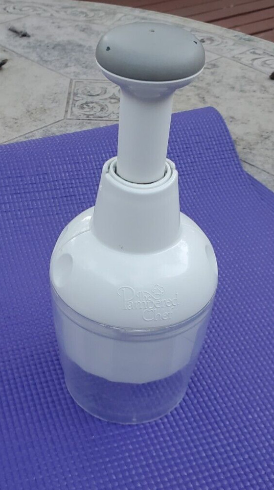 Pampered Chef Push Function Food Chopper - White 2585