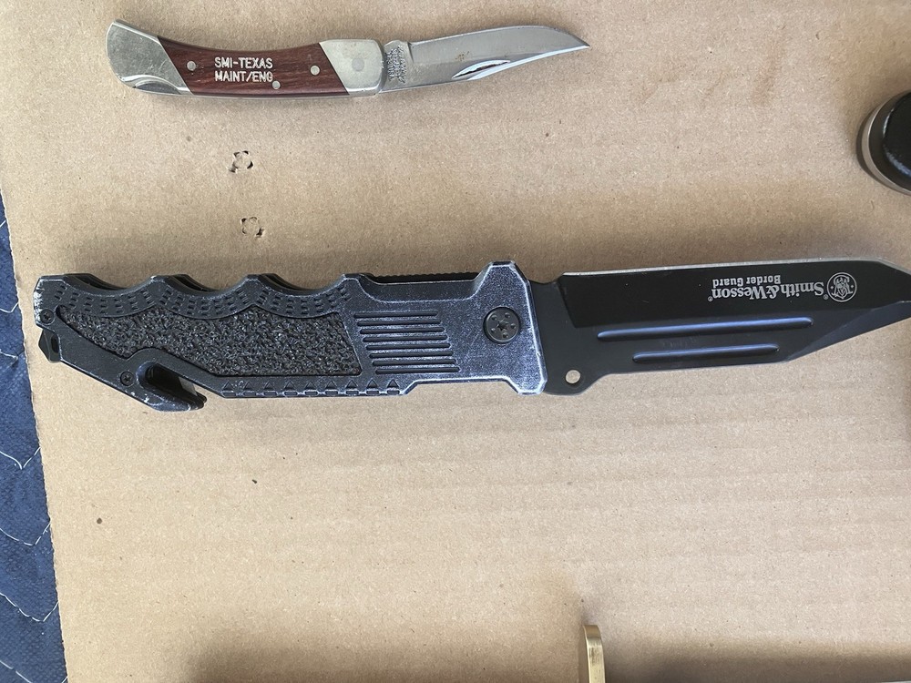 Buck, Smith & Wesson, Winchester Knives.