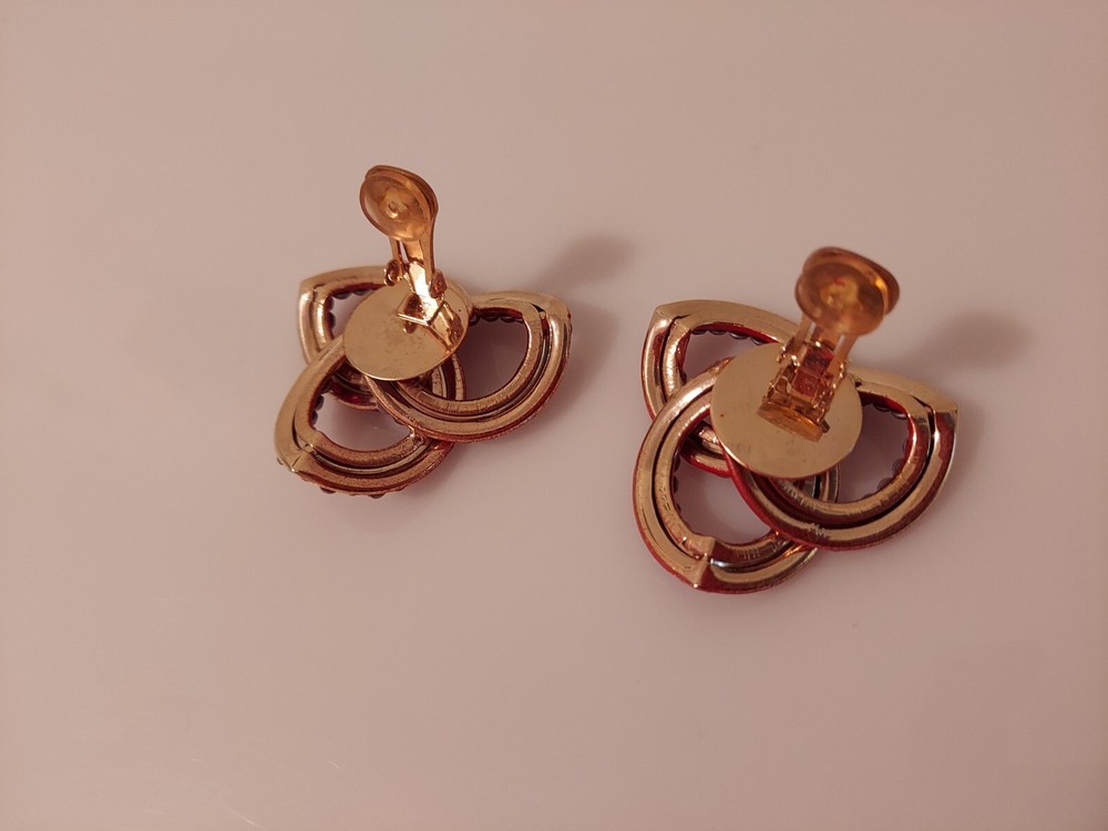 red rhinestone linked intertwined loop statement clip earrings