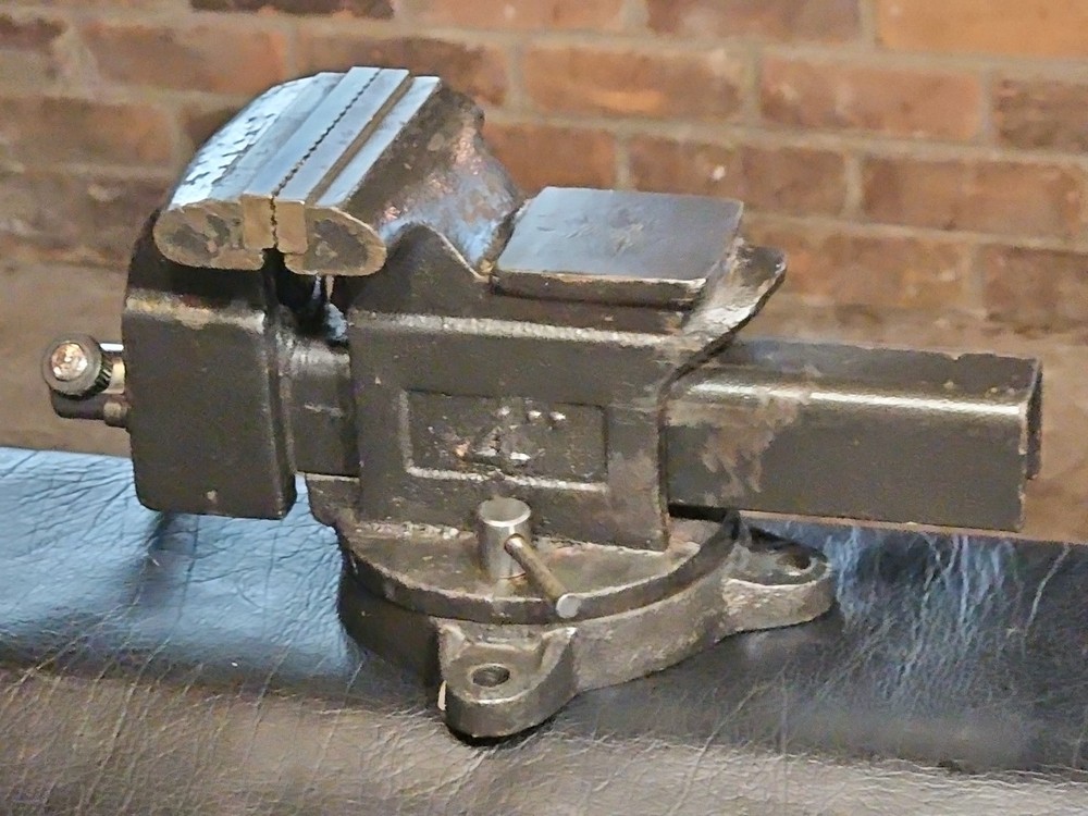 Larin 4" Bench Vise, Swivel -Anvil