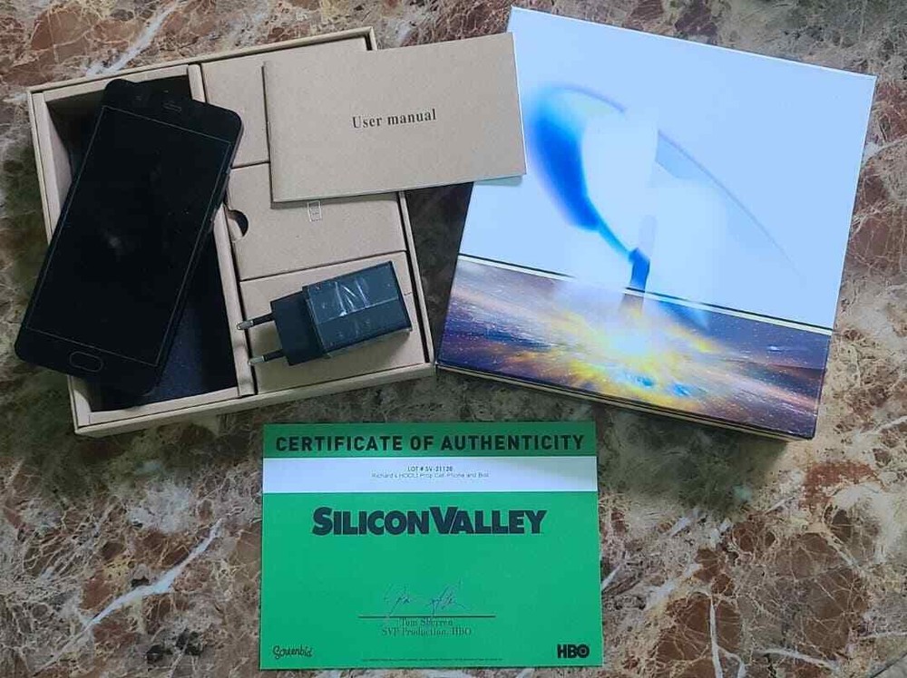 SILICON VALLEY: Richards Prop Phone/Box Studio COA