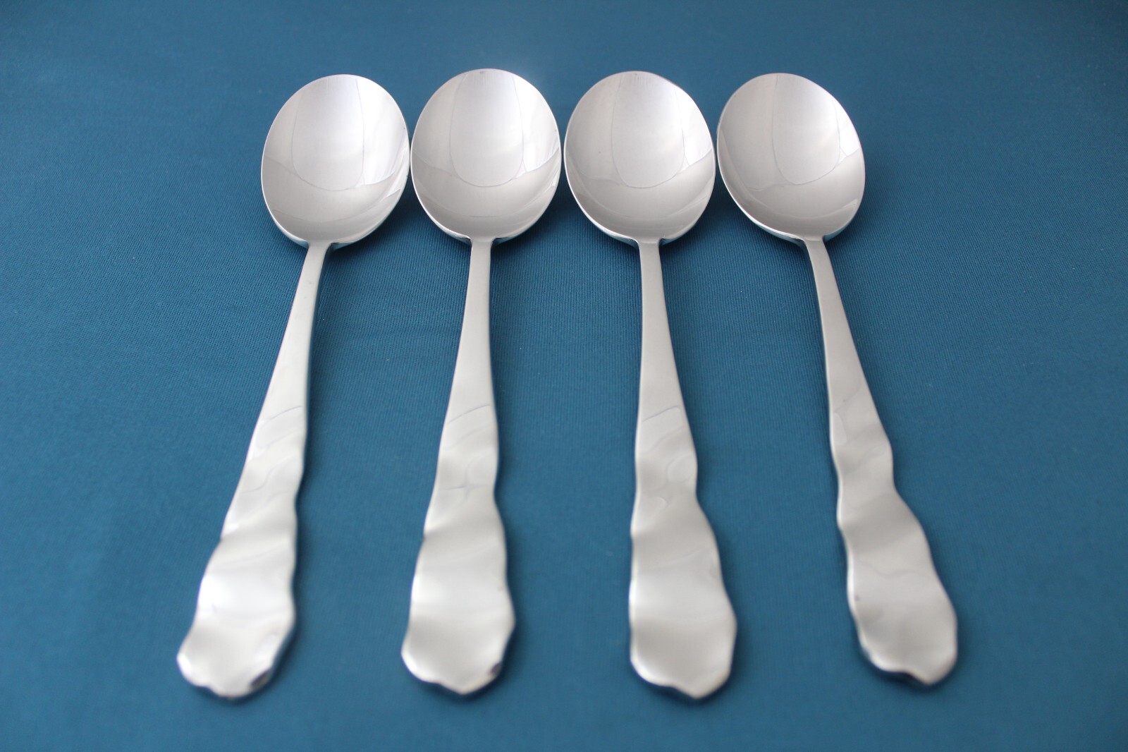 Pottery Barn LETTUCE Place Oval Soup Spoons (Set of 4) 18/8 Japan 7 1/2"