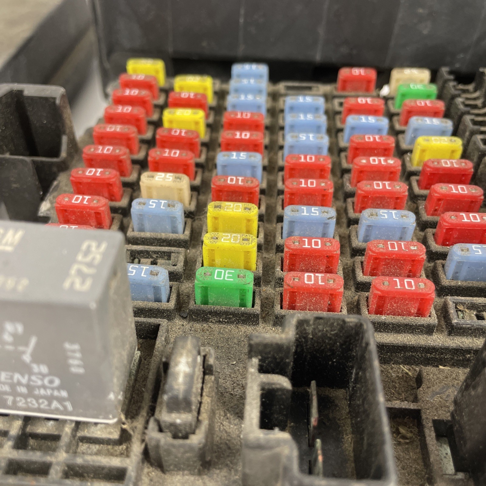 2008 Hummer H3 GM OEM 3.7L Fuse Box-Fuse Relay Box & lid 15906627 USED OEM