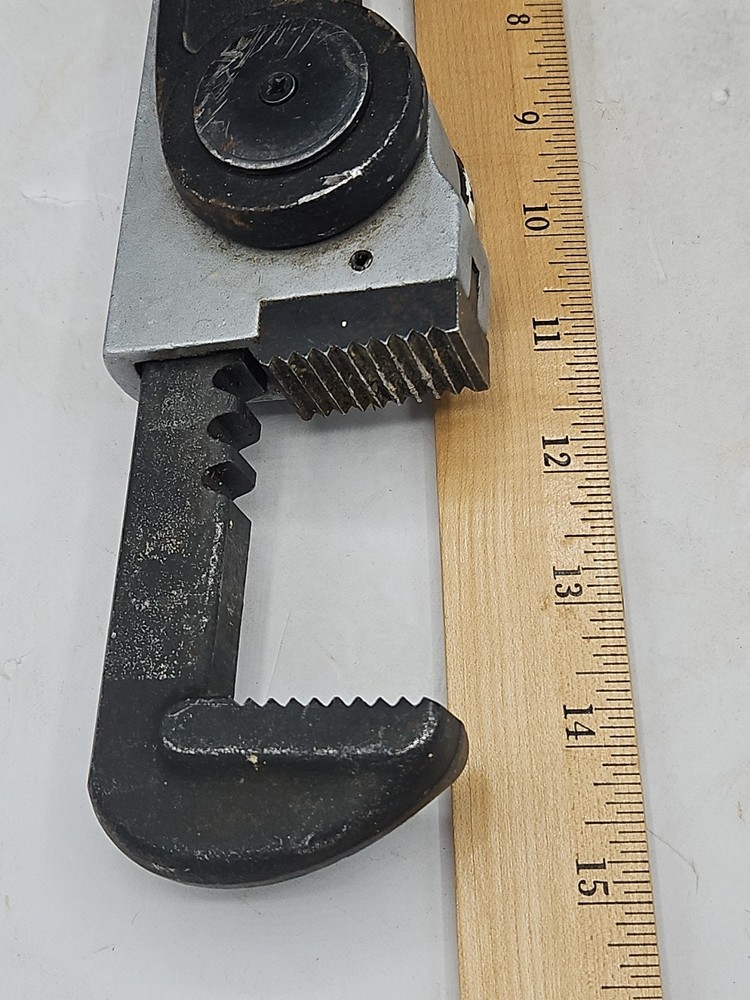 Unique Power Jaws Adjustable Multi Angle Pipe Wrench Rotating Ratcheting Tool