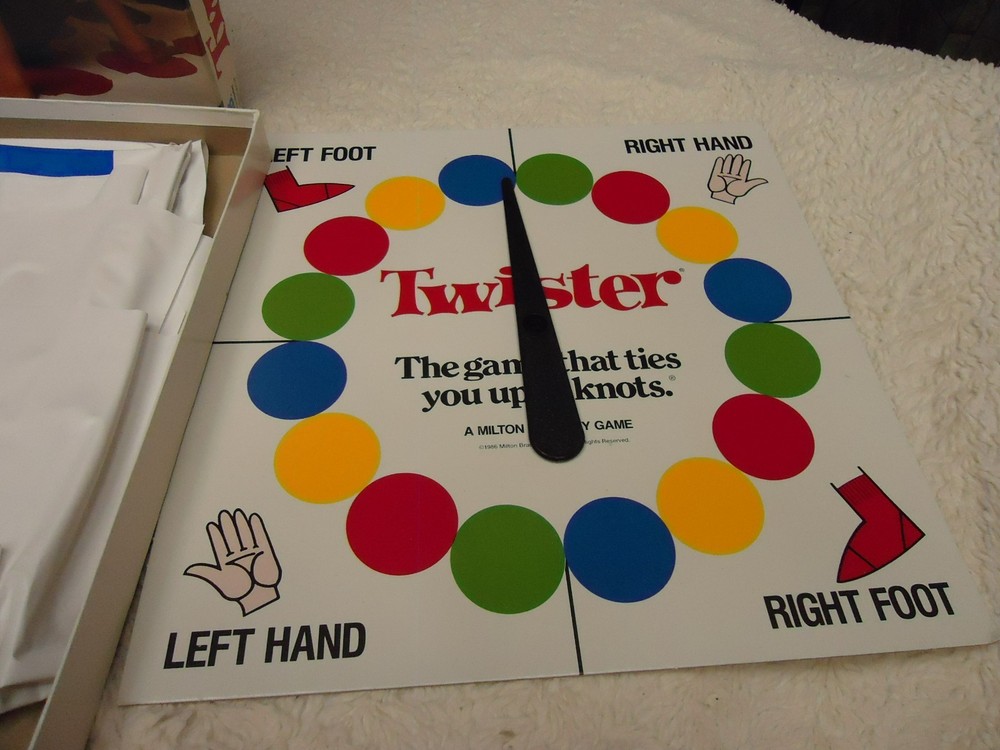 1993 MILTON BRADLEY TWISTER ACTION GAME 4645 ^