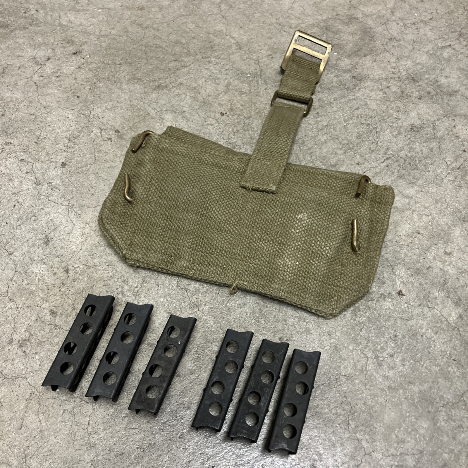 SET OF 6 BRITISH LEE ENFIELD 303 CLIPS WITH 2 POCKET AMMO POUCH
