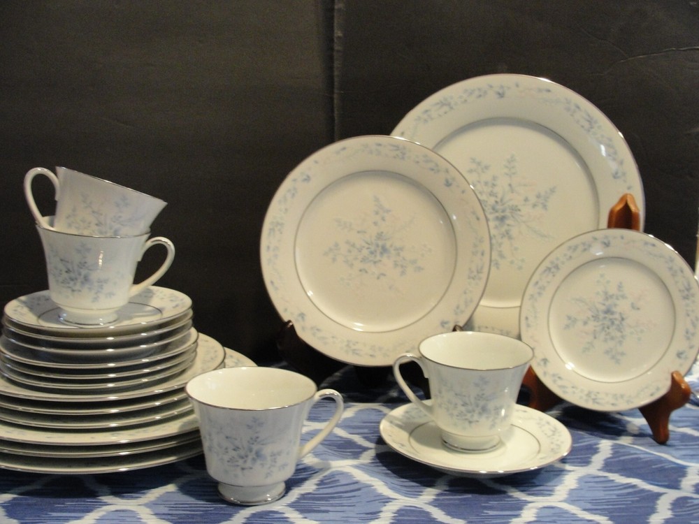 NORITAKE CAROLYN 4- 5 PIECE SETTING 20 PIECES