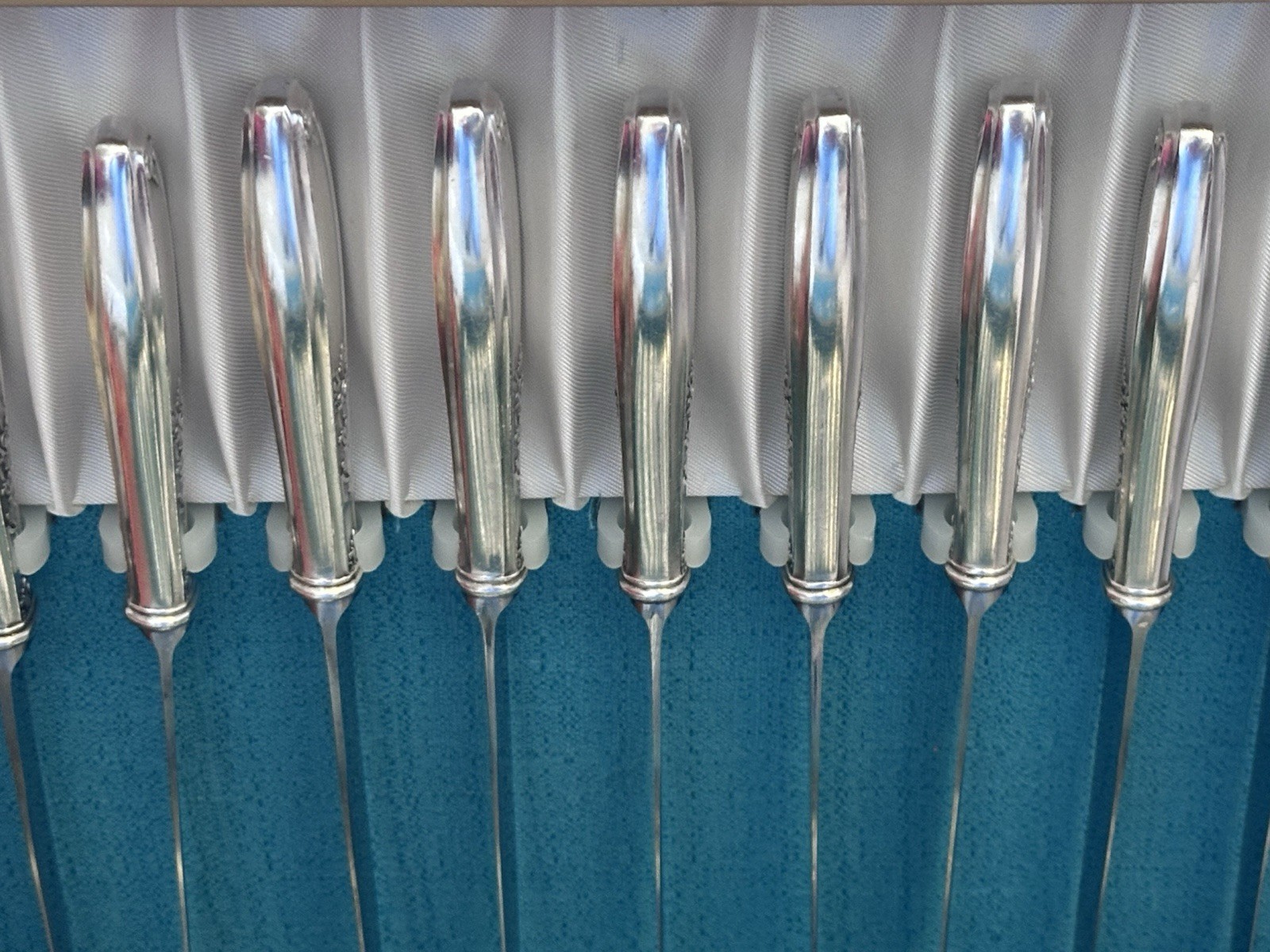 Stunning Well Maintained Art Noveau 1847 Rogers Ambassador Silverplate Set