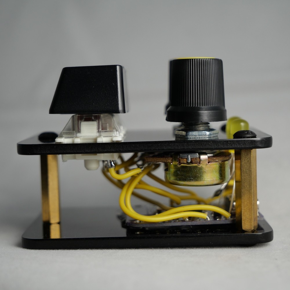 madMidiMiniClassic Midi Controller 2 buttons, 2 potentiometers, 2 LEDs