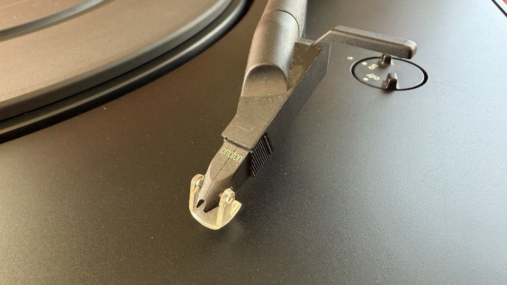 ADS P2 Turntable, Ortofon cart, Direct Drive Auto Return
