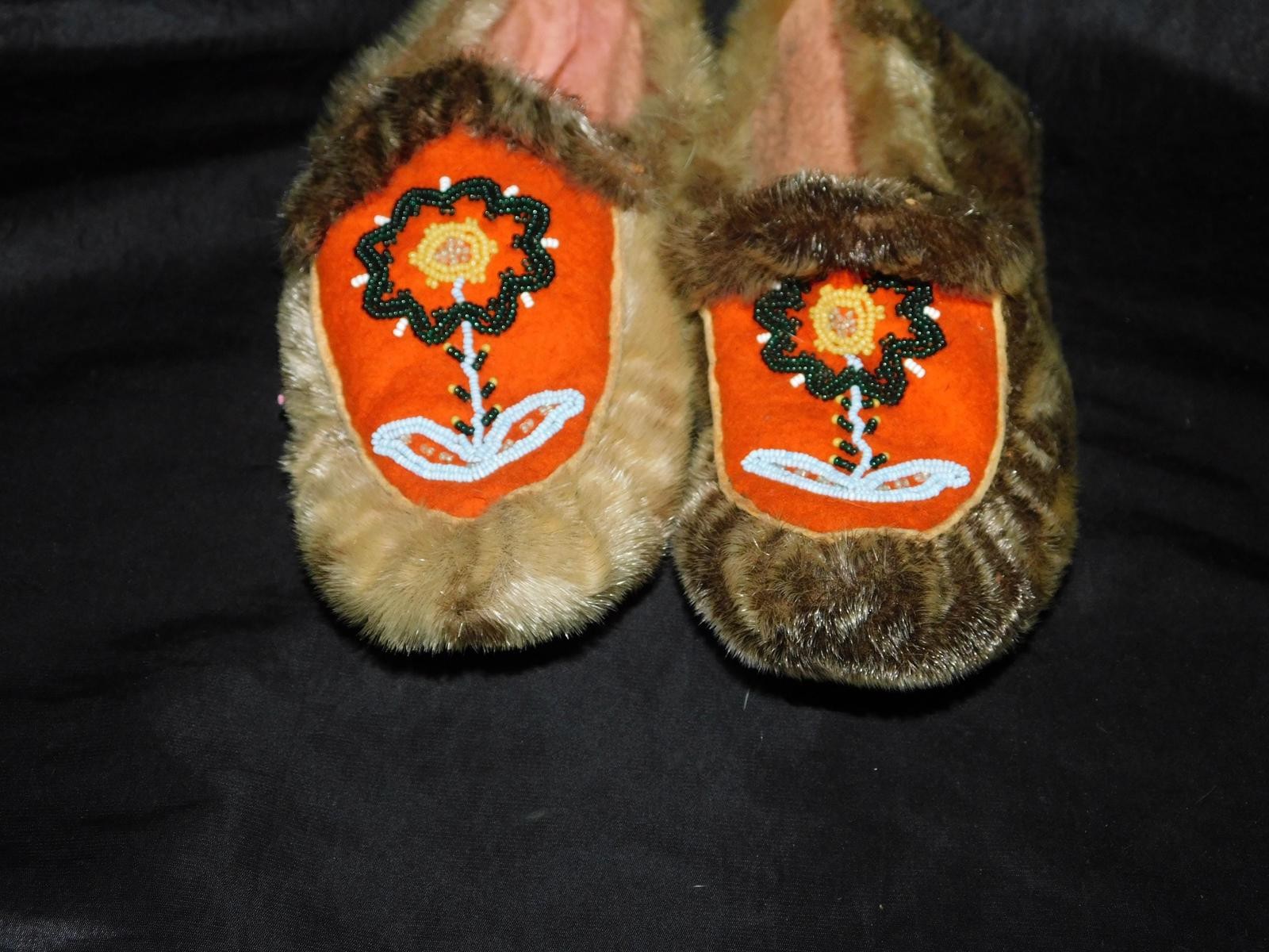 Vtg Inuit Made Fur Slippers Orange Felt Beaded Flower Womens Size 6 Moccasins