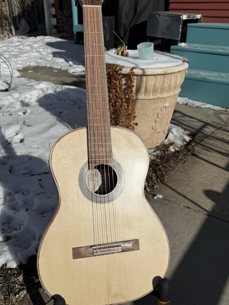 4/4 Classical Guitar Spruce Walnut 6 String with Case Right-Handed