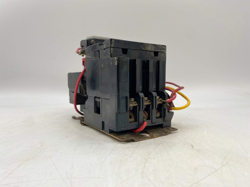 Square D 8536SBG2V06 Size 0 Starter w/ Start-Stop Switch, 440/480V Coil (Used)