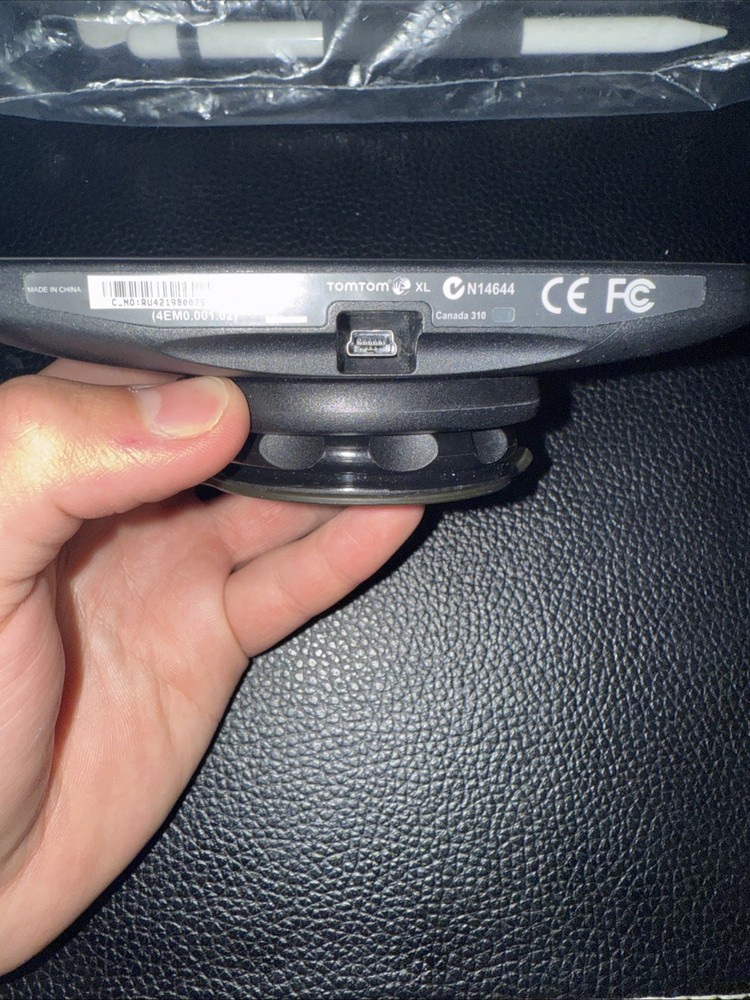 TomTom XL portable gps navigator