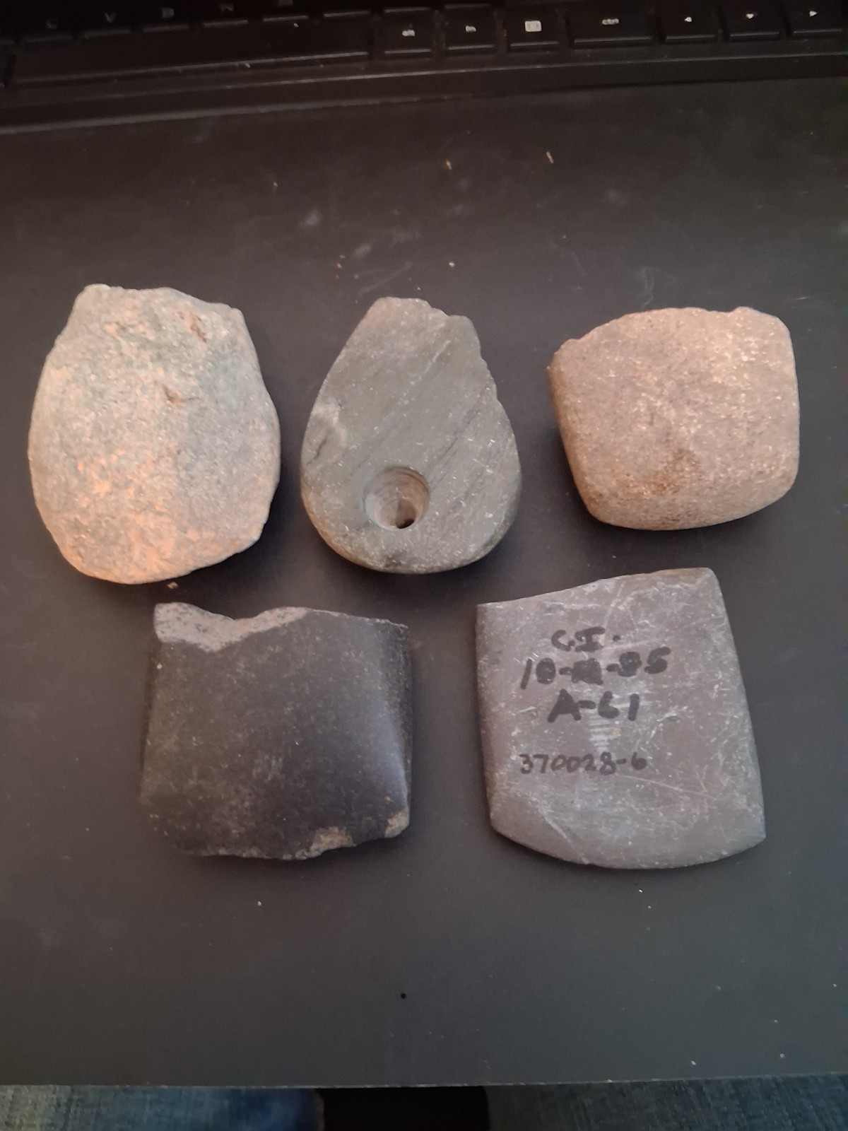 GROU OF NATIVE AMERICAN ARROWHEADS GEODES - BROKEN