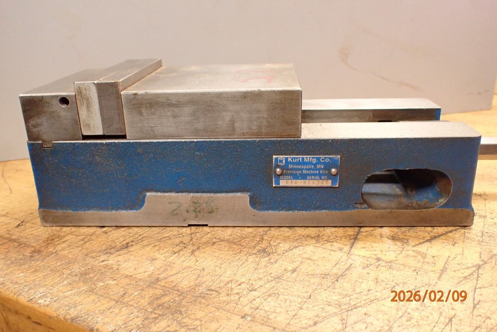 LOT M10: KURT D40 MILLING MILL MACHINE VISE