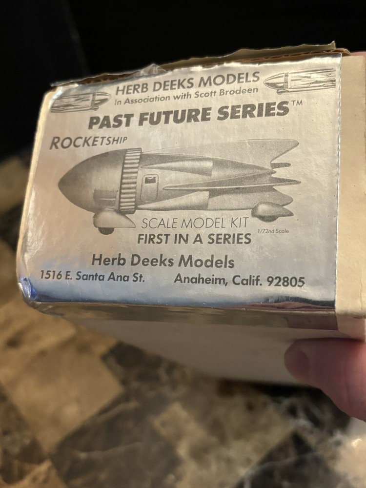 FLASH GORDON ROCKETSHIP - Past Future Series - Herb Deeks Model - 1/72 Scale Kit