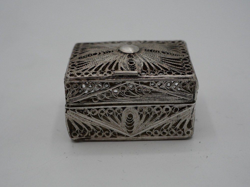 BEAUTIFUL SOLID SILVER FILIGREE PILL BOX