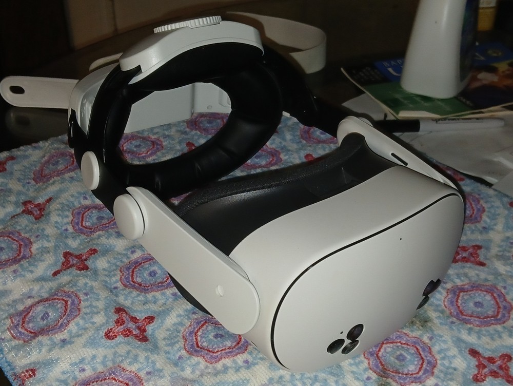 Meta Quest 3s 128GB Gently Used No controllers with Adjustable Elite Strap