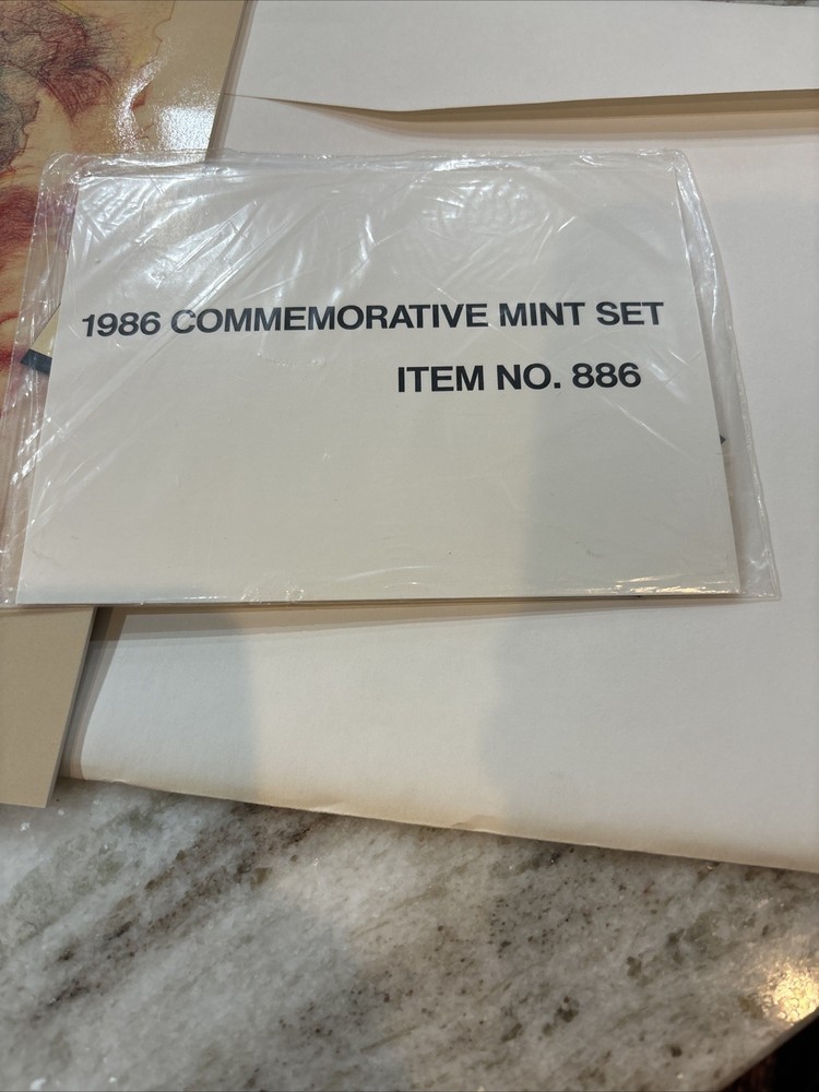 *STAMPS* 1986 Mint Commemorative Stamps Set US -Mint Unopened -Stamps & Book