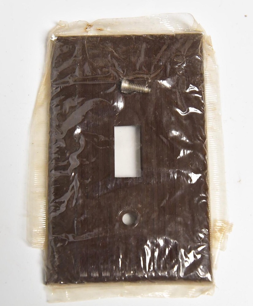 NOS RELIANCE RIBBED BROWN PLASTIC BAKELITE SINGLE SWITCH COVER PLATE