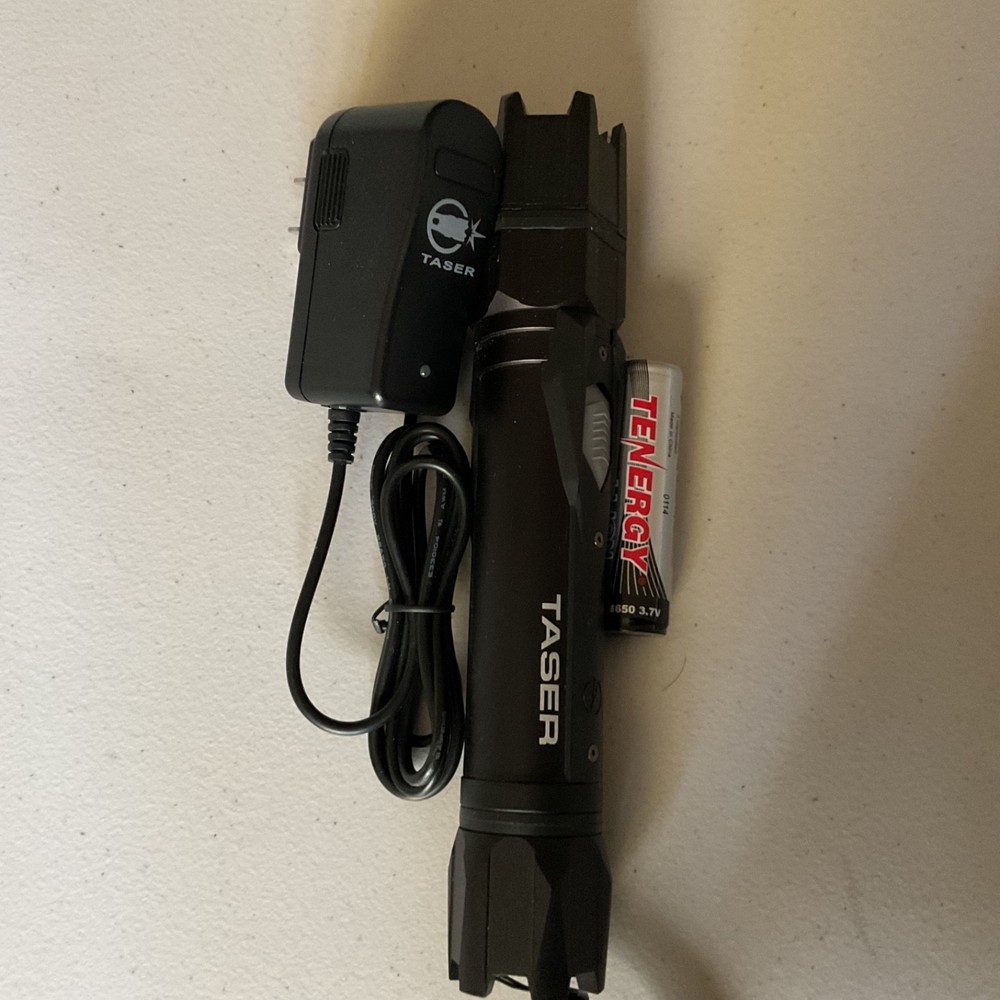 stun gun with IED flash light excellent condition